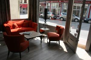 滨海图维列诺曼底梅森酒店的客厅配有沙发、两把椅子和一张桌子