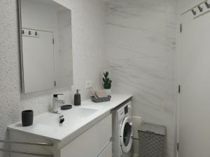 科斯塔特吉塞Bungalow Paseo del Mar- PLAYA ROCA Residence sea front access - Free AC - Wifi的白色的浴室设有水槽和洗衣机。