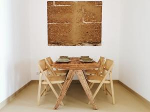 圣路易斯AL MAR Guesthouse的一张木桌和椅子,在画室里