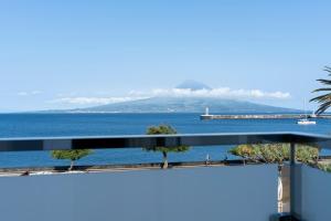 奥尔塔Horta Bay的从大楼的阳台上可欣赏到水景