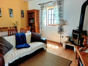 巴尔洛文托Las Paredes的带沙发和窗户的客厅