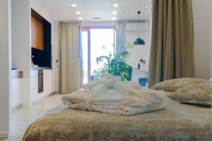布雷拉Apartments Bikin的一间卧室配有两张床和白色毛巾。