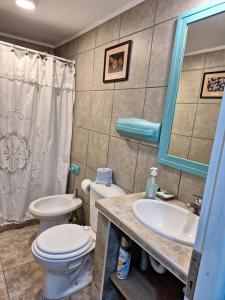 圣卡洛斯-德巴里洛切Cabaña Liebe Inge的一间带卫生间、水槽和镜子的浴室