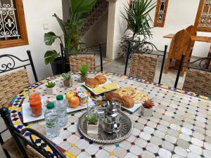 拉巴特Riad El Pacha的一张桌子上放着一盘食物