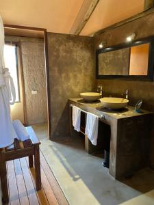 Lafrenz TownshipWindhoek Game Camp的浴室设有2个水槽和镜子