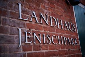 汉堡Landhaus Jenischpark的砖楼边的标志