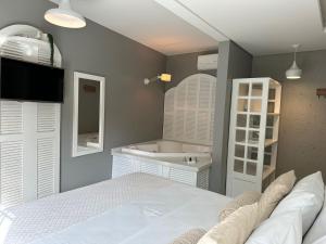 弗洛里亚诺波利斯Solar Beach Hotel的一间卧室配有一张床,浴室设有水槽