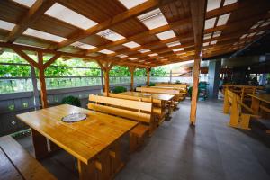 苏恰瓦Pensiunea Meteora的餐厅里一排木桌和长椅