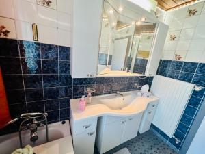 克里格拉赫Haus Gruber - Valentina & Gabriel in der Waldheimat的浴室配有盥洗盆、镜子和浴缸