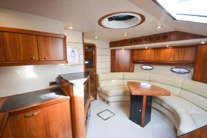 费特希耶Special Yacht Rental in Gocek的小房间,船上有桌子