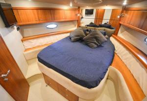 费特希耶Special Yacht Rental in Gocek的船后方的一张大床