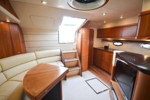 费特希耶Special Yacht Rental in Gocek的小房间配有沙发和桌子
