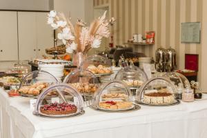 拉文纳帕拉兹贝兹酒店的餐桌上的甜点和糕点自助餐