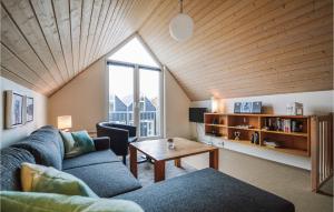 朗尼赫德2 Bedroom Stunning Apartment In Nrre Nebel的客厅配有沙发和桌子