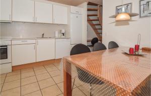 朗尼赫德2 Bedroom Stunning Apartment In Nrre Nebel的厨房以及带桌椅的用餐室。