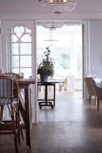 斯文堡Stella Maris的一间带桌椅的用餐室和一间餐厅