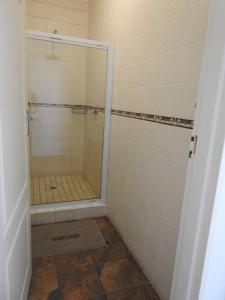 马盖特Marlicht Vacation Resort的浴室里设有玻璃门淋浴