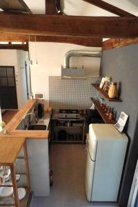 富良野古民家ここにわ はなれの宿的一间带冰箱和水槽的小厨房
