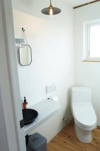 富良野古民家ここにわ はなれの宿的白色的浴室设有卫生间和水槽。
