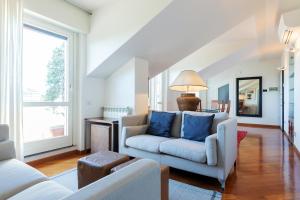 米兰Milan Retreats Brera的客厅配有白色家具和大窗户