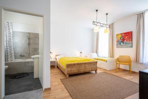 因斯布鲁克Apartment "Deluxe" Innsbruck - Mutters的一间卧室设有一张床和一间浴室。