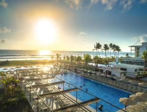 本托塔斯里兰卡RIU全包酒店的一座带游泳池和海洋的度假村的形象