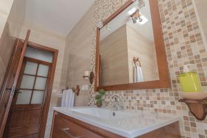 卡皮雷拉Rurales Las Chimeneas公寓式酒店的一间带水槽和镜子的浴室