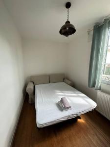 Deuil-la-BarreCharmante maison de ville proche Paris的小房间,配有一张带枕头的床