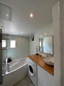 Deuil-la-BarreCharmante maison de ville proche Paris的一间带水槽和洗衣机的浴室