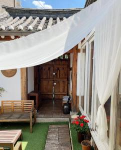 首尔SeoulStory Hanok的房屋内带白色天篷的庭院