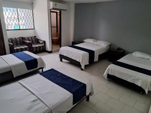巴兰基亚巴兰基亚宾馆的酒店客房,配有两张床和椅子