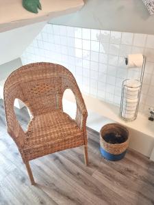 兰贝德Hafan Artro的一个带水槽的浴室内的藤椅