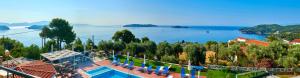 阿克雷迪斯agnadi hotel的享有大片水域和游泳池的景色