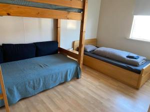 SúðavíkHouse in the Westfjords的一间卧室配有双层床和沙发