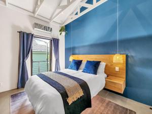 开普敦Virginia Avenue Villas - Adriatica and Botanica的蓝色卧室设有一张带蓝色墙壁的大床