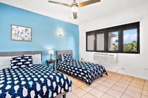 乌马考BEACH ACCESS + 3 Pools + OCEAN VIEWS - 2BR In Palmas - Sleeps 7的一间卧室设有两张床和窗户。