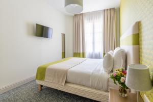 科涅克厄尔塔奇酒店的酒店客房设有床和窗户。