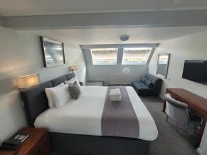 诺丁汉山毛榉休闲俱乐部酒店的酒店客房设有一张大床和一张书桌。
