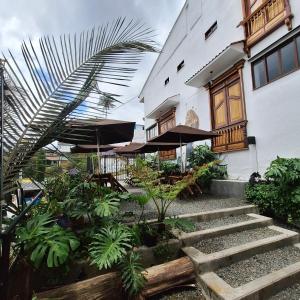 萨兰托Balcones del Ayer的房屋前面设有楼梯和遮阳伞