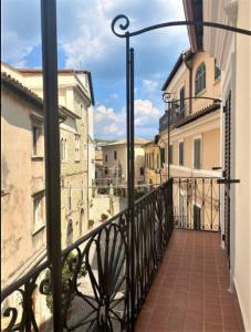 菲乌吉Casa Vittorio Emanuele的阳台享有部分建筑的景致。