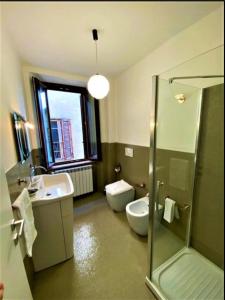 菲乌吉Casa Vittorio Emanuele的一间带水槽、卫生间和淋浴的浴室