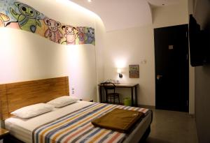 美娜多伊斯塔纳库2号旅馆的一间卧室配有一张床铺,床上有毯子