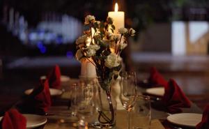 哈夫洛克岛De Foret的一张带蜡烛的桌子和一个花瓶