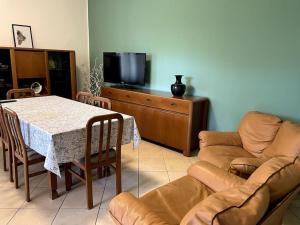 佩萨罗Casa Isore con 3 camere da letto的客厅配有桌子和沙发