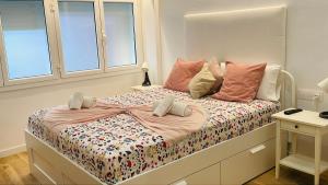 略夫雷加特河畔奥斯皮塔莱特Sweet Room Barcelona的一间卧室配有一张大床和枕头