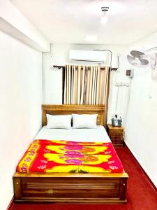 科伦坡KINGS HOTEL的一间卧室,卧室里配有一张色彩缤纷的床