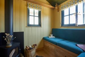 圣安德鲁斯Rufflets St Andrews的一个带两扇窗户的房间的蓝色长椅