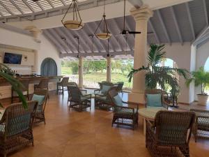 圣詹姆斯Coconut Grove 8 Luxury Villa by Island Villas的大堂设有桌椅和酒吧。