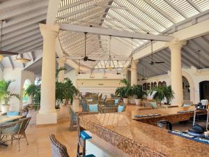 圣詹姆斯Coconut Grove 8 Luxury Villa by Island Villas的大楼内带桌椅的大堂