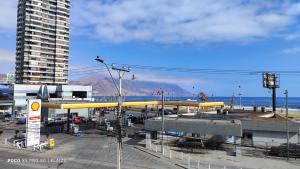 伊基克Hotel La Carreta Playa Brava的一座设有黄色加油站的加油站